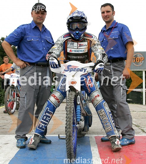 Matej Žagar pred odhodom na oval stadiona Marketa v Pragi. Ob njem levo oče Franci in mehanik TomažSPEEDWAY GRAND PRIX, VN Češke 2006, trening