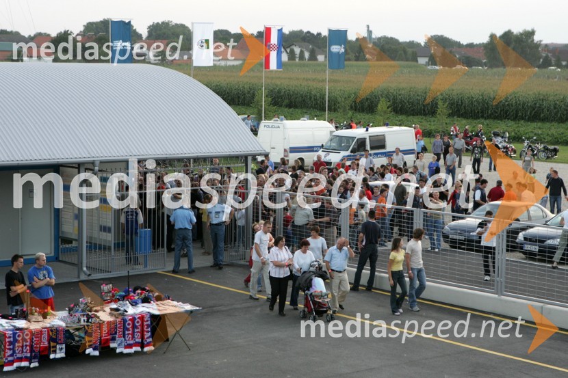 Dolga čakalna vrsta gledalcev, ki so čakali na vstopniceSPEEDWAY, otvoritev stadiona Milenium