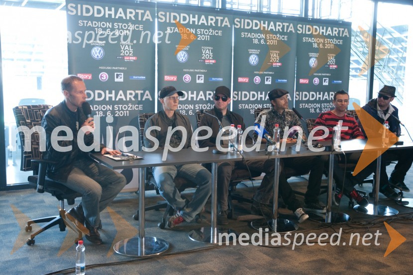 Andrej Karoli, moderator in skupina SiddhartaSiddharta, novinarska konferenca pred koncertom v Stožicah