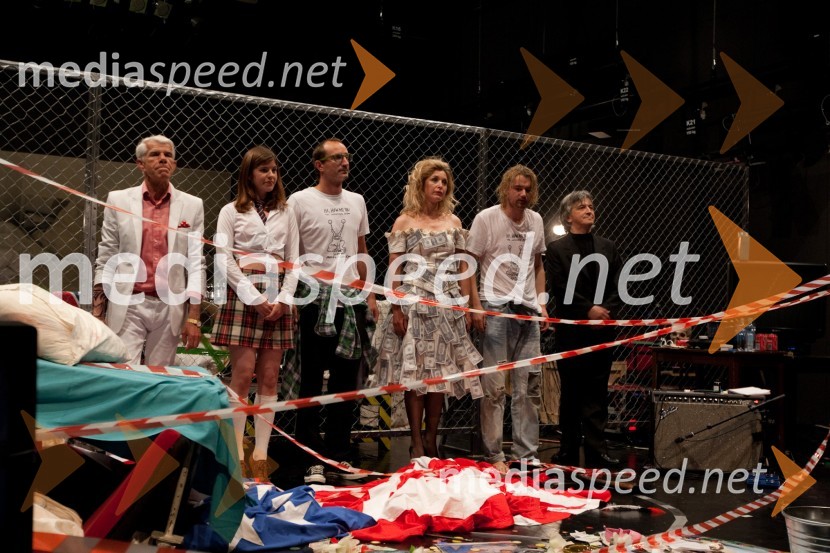 Priklon: Ivo Barišič, Maruša Kink, Blaž Valič, Helena Peršuh, Kristijan Guček in Iztok MlakarsKurt, premiera drame v SNG Nova Gorica