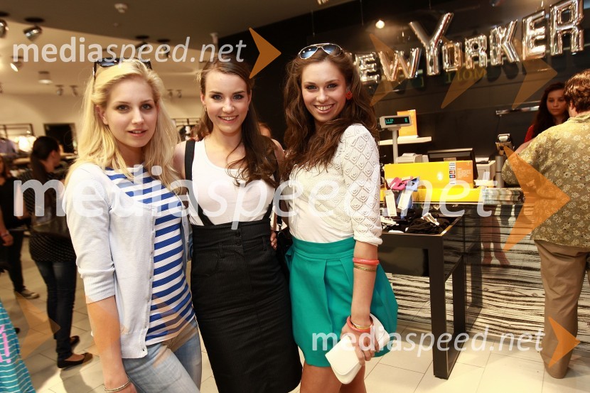 Ajda Sitar, Miss Športa 2009, Živa Viktorija Turk, Miss Športa 2011 ter Lea Perovšek, Miss športa 2010Odprtje trgovine New Yorker, Qlandia, Kamnik