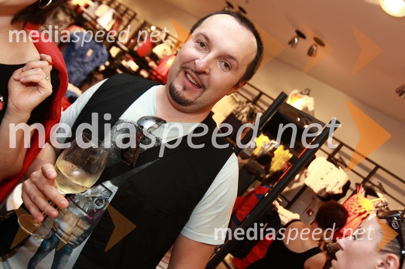 Frenk Nova, pevecOdprtje trgovine New Yorker, Qlandia, Kamnik