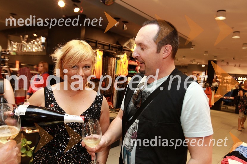 Majda Vrhovnik, PR trgovine New Yorker ter direktorica M.V. d.o.o. in Frenk Nova, pevecOdprtje trgovine New Yorker, Qlandia, Kamnik