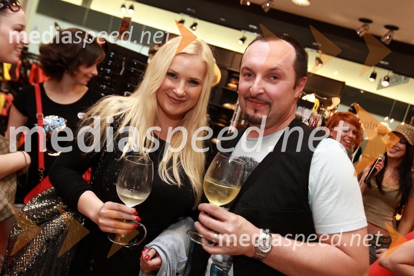 Danica Lovenjak, novinarka in Frenk Nova, pevecOdprtje trgovine New Yorker, Qlandia, Kamnik