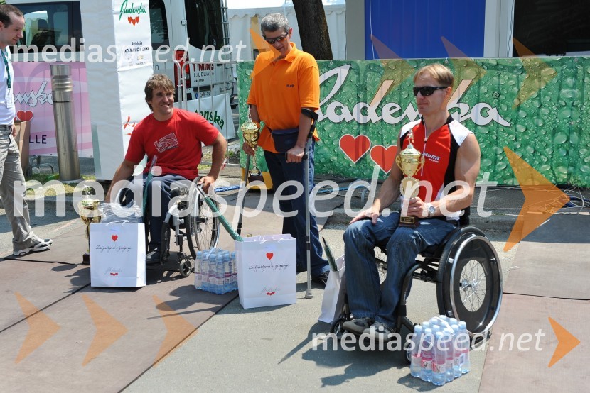 Marko Sever, 1. mesto, Edo Jaše, 2. mesto, Stanko Novak, 3. mesto v kategoriji paraplegiki 21 km31. Maraton treh src, reportaža
