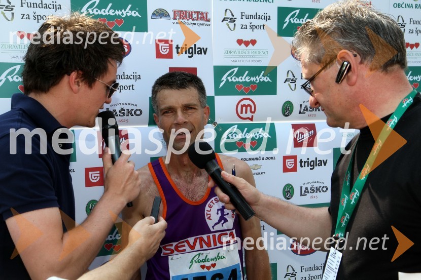 Mitja Šeško, novinar, Robert Lendaro, zmagovalec v teku na 10 km in ...31. Maraton treh src, udeleženci