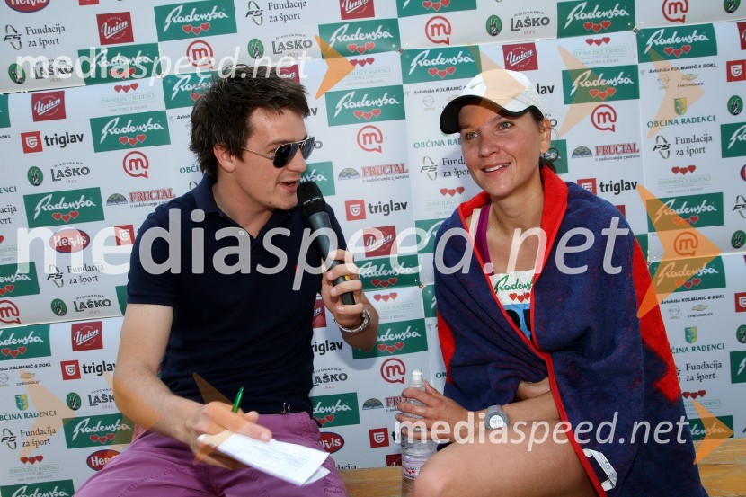 Mitja Šeško, novinar in Mojca Grandovec, zmagovalka teka na 10 km ženske31. Maraton treh src, udeleženci