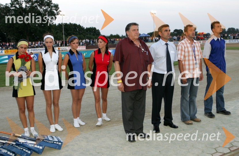 Hostese, podpredsednik HMZ (Hrvaške moto zveze), lastnik stadiona Milenium in predsednik Speedway kluba Unia Goričan Zvonimir - Zvonko Pavlic, glavni sodnik prve dirke Andrej Matjašec in direktor dirke Mario RužmanSPEEDWAY, otvoritev stadiona Milenium