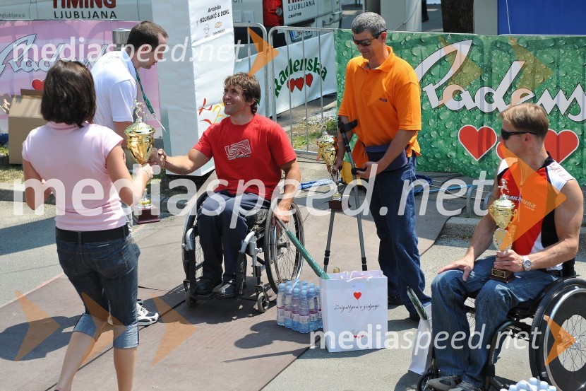 ..., ..., Marko Sever, 1. mesto, Edo Jaše, 2. mesto, Stanko Novak, 3. mesto v kategoriji paraplegiki 21 km31. Maraton treh src, reportaža