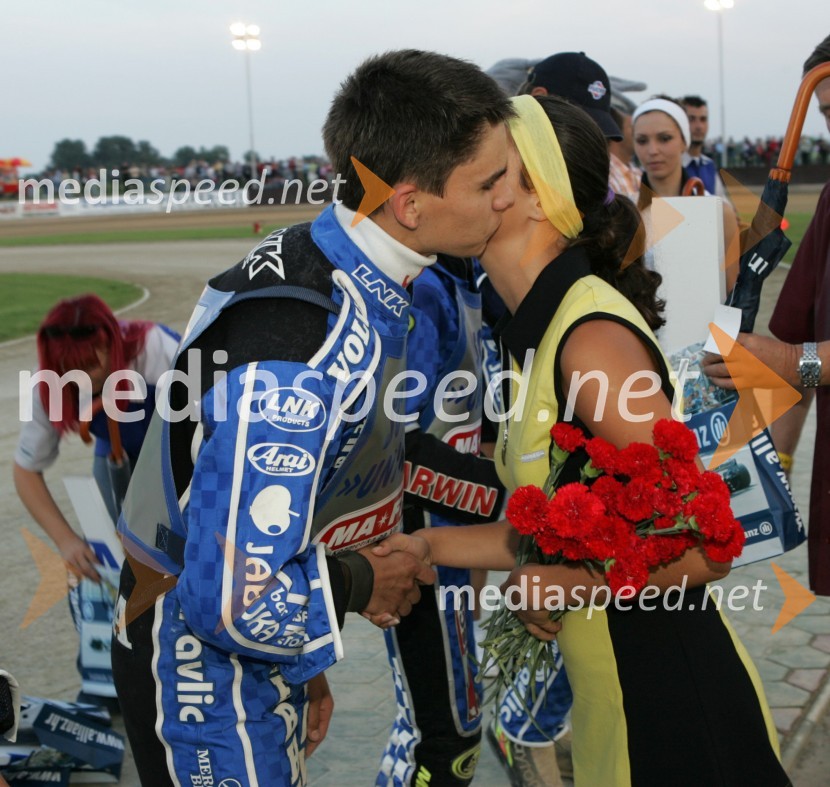 Hrvaški tekmovalec Jurica Pavlic in njegovo dekle, tokrat v vlogi štartne dekliceSPEEDWAY, otvoritev stadiona Milenium