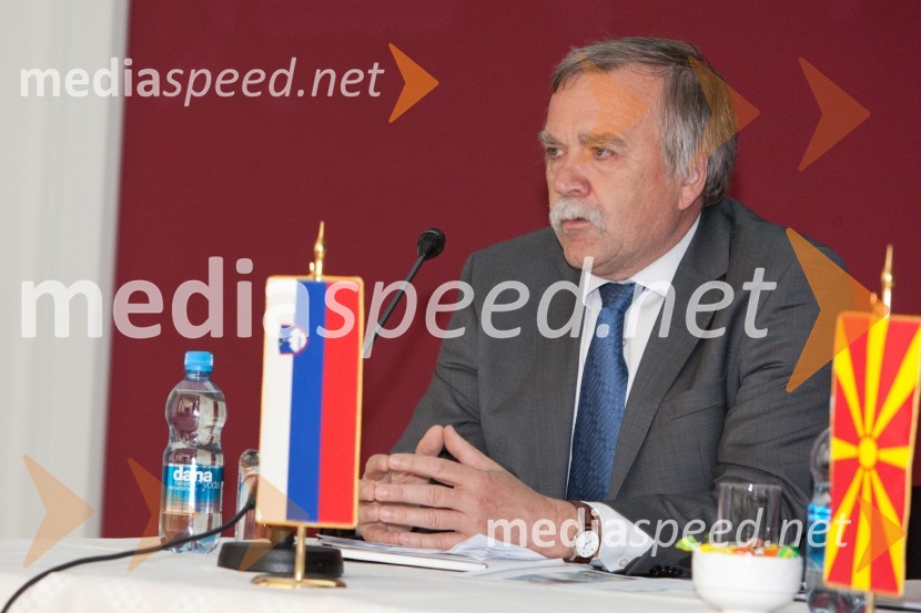 Marjan Šiftar, slovenski veleposlanik v MakedonijiAktualna gospodarska situacija v Republiki Makedoniji in slovensko-makedonsko sodelovanje v praksi - pogled slovenskega bančnika