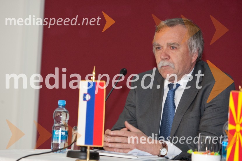 Marjan Šiftar, slovenski veleposlanik v MakedonijiAktualna gospodarska situacija v Republiki Makedoniji in slovensko-makedonsko sodelovanje v praksi - pogled slovenskega bančnika