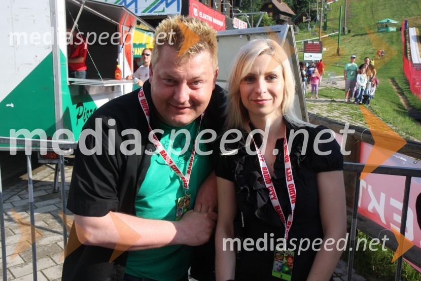 Miro Kodrič, moderator in producent idej na radiu Net FM z spremljevalko16. rojstni dan Radia City