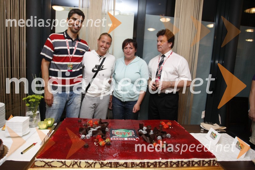 Bor Greiner, odgovorni urednik Radia City, Anja Prislan, Maja Kostajnšek ter Mišo Hölbl, direktor in lastnik Radia City16. rojstni dan Radia City