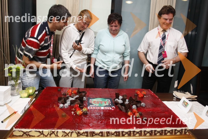 Bor Greiner, odgovorni urednik Radia City, Anja Prislan, Maja Kostajnšek ter Mišo Hölbl, direktor in lastnik Radia City16. rojstni dan Radia City