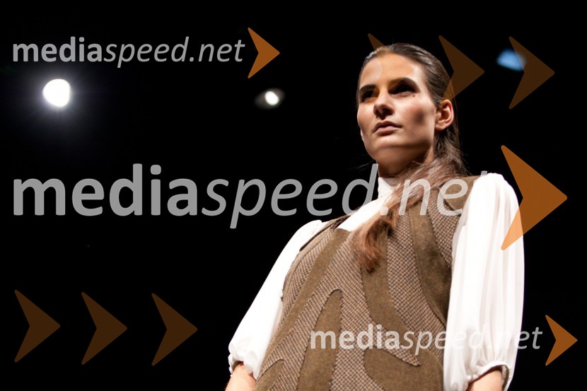 ManekenkaSvetloba kot vir življenja, mladosti, svobode, erosa, znanja, novosti – navdih za ustvarjalno moč, modna revija