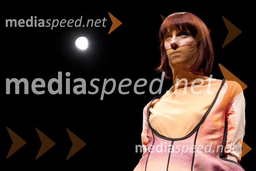 ManekenkaSvetloba kot vir življenja, mladosti, svobode, erosa, znanja, novosti – navdih za ustvarjalno moč, modna revija