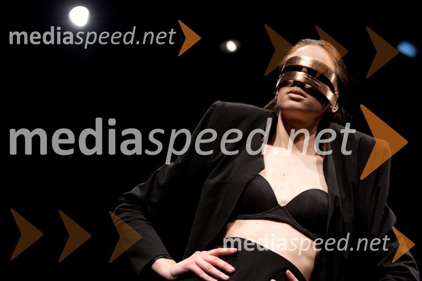 ManekenkaSvetloba kot vir življenja, mladosti, svobode, erosa, znanja, novosti – navdih za ustvarjalno moč, modna revija