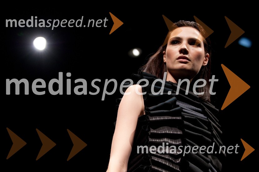 ManekenkaSvetloba kot vir življenja, mladosti, svobode, erosa, znanja, novosti – navdih za ustvarjalno moč, modna revija