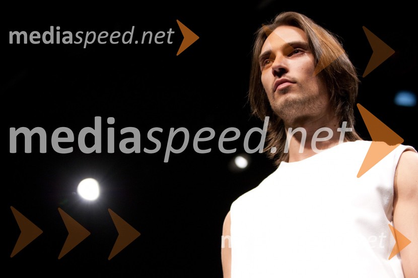 ManekenSvetloba kot vir življenja, mladosti, svobode, erosa, znanja, novosti – navdih za ustvarjalno moč, modna revija