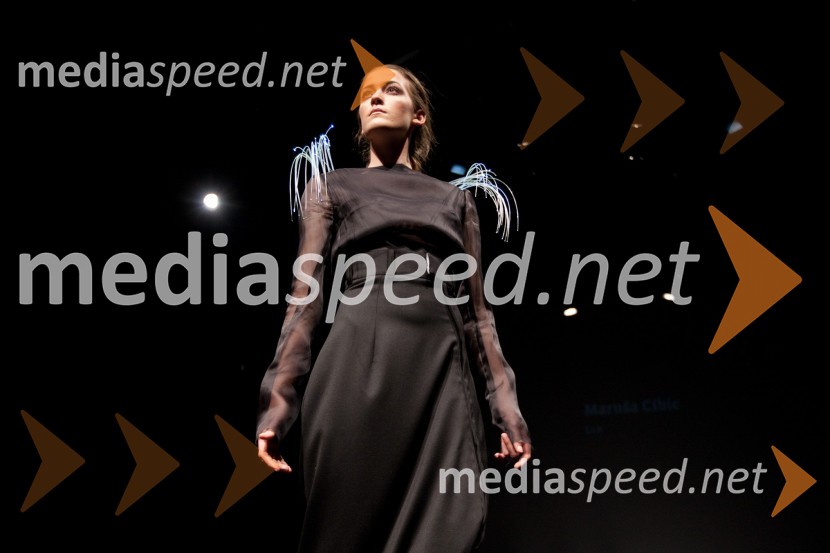 ManekenkaSvetloba kot vir življenja, mladosti, svobode, erosa, znanja, novosti – navdih za ustvarjalno moč, modna revija