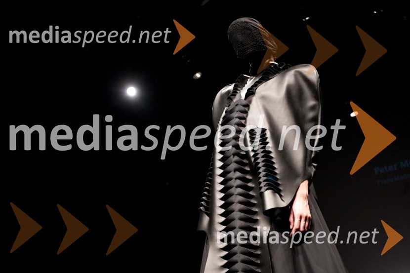 ManekenkaSvetloba kot vir življenja, mladosti, svobode, erosa, znanja, novosti – navdih za ustvarjalno moč, modna revija