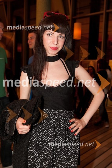 Sonja Videc, modna oblikovalkaSvetloba kot vir življenja, mladosti, svobode, erosa, znanja, novosti – navdih za ustvarjalno moč, modna revija