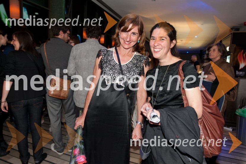 Almira Sadar, modna oblikovalka in Alina Brevil, London College od fashionSvetloba kot vir življenja, mladosti, svobode, erosa, znanja, novosti – navdih za ustvarjalno moč, modna revija