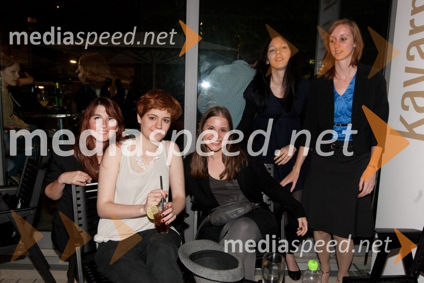 Anđela Lukanovič, modna oblikovalka s prijateljicamiSvetloba kot vir življenja, mladosti, svobode, erosa, znanja, novosti – navdih za ustvarjalno moč, modna revija