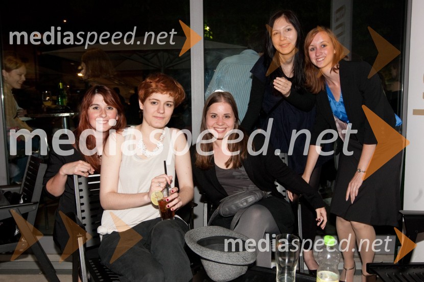 Anđela Lukanovič, modna oblikovalka s prijateljicamiSvetloba kot vir življenja, mladosti, svobode, erosa, znanja, novosti – navdih za ustvarjalno moč, modna revija