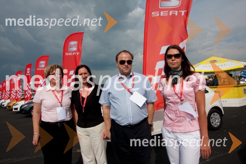 Nada Jarc, lastnica podjetja Avto Jarc, ..., Milan Jarc, lastnik podjetja Avto Jarc ter Simona Mavsar, direktorica znamke Seat pri Porsche Slovenija d.o.o.Letalski miting Aviofun 2011