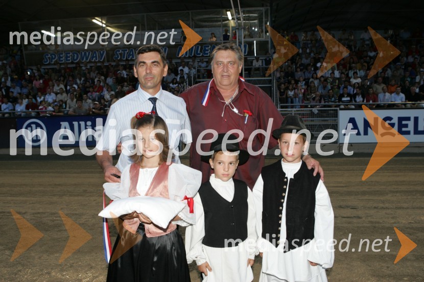 Lastnik stadiona Milenium in predsednik Speedway kluba Unia Goričan Zvonimir - Zvonko Pavlic ter podpredsednik HMZ (Hrvaške moto zveze) z otroci, ki so držali škarje pri prerezu traku novega stadionaSPEEDWAY, otvoritev stadiona Milenium
