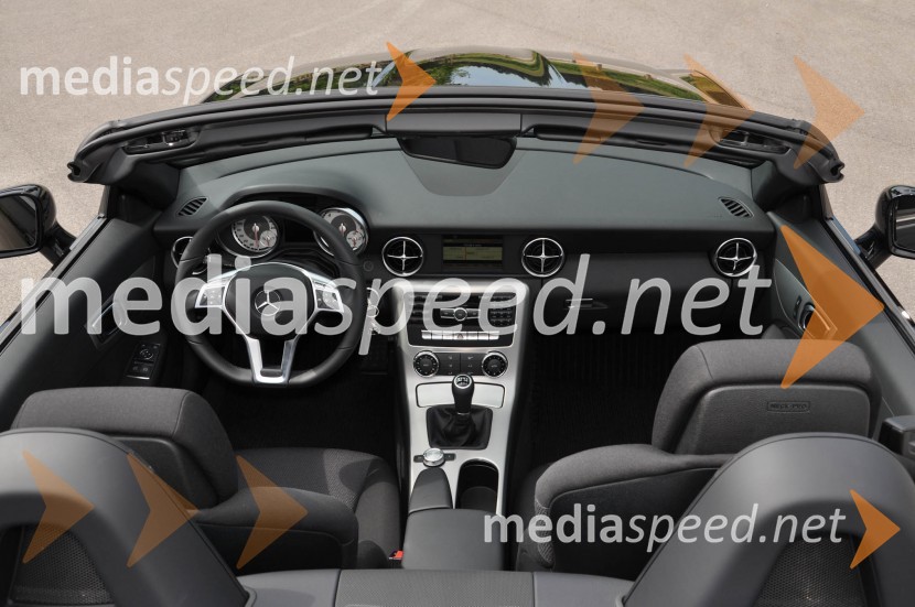 Mercedes-Benz SLK - notranjostSlovenski predstavitvi: Mercedes-Benz SLK in kupe razreda C