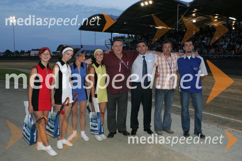 Štartne deklice, podpredsednik HMZ (Hrvaške moto zveze), lastnik stadiona Milenium in predsednik Speedway kluba Unia Goričan Zvonimir - Zvonko Pavlic, glavni sodnik prve dirke Andrej Matjašec in direktor dirke Mario RužmanSPEEDWAY, otvoritev stadiona Milenium