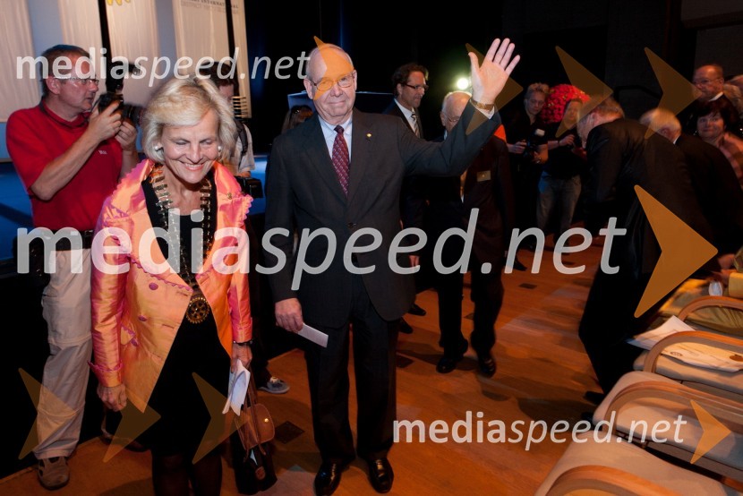 Barbara Kamler Wild, guvernerka distrikta 1910 ter Ray Klinginsmith, predsednik Rotary InternationalSlovesnost ob ustanovitvi Rotary International District 1912