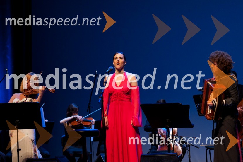 Maja Savnik, violinistka, Valentina Čuden, operna pevka in Janez Dovč, harmonikarSlovesnost ob ustanovitvi Rotary International District 1912