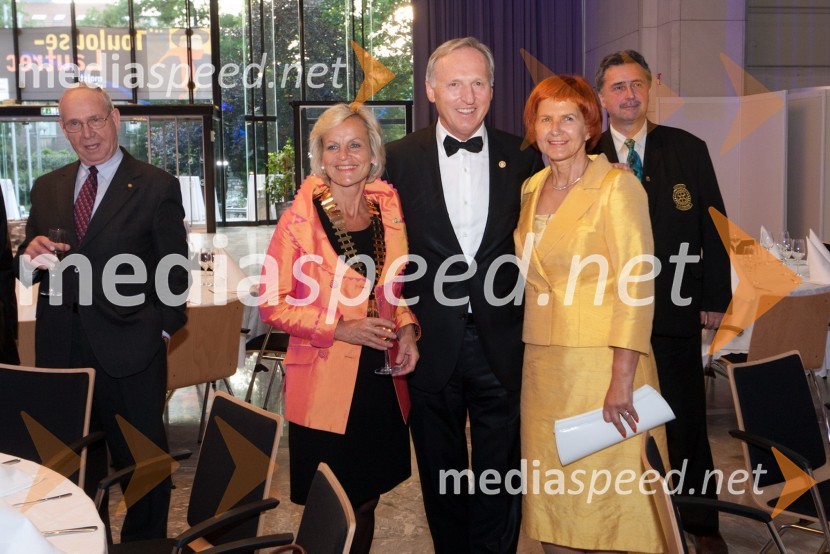 Ray Klinginsmith, predsednik Rotary International, 	Barbara Kamler Wild, guvernerka distrikta 1910, ..., ..., ...Slovesnost ob ustanovitvi Rotary International District 1912