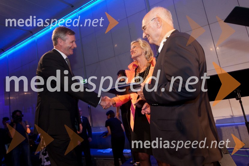 Dr. Drago Podobnik, predsednik uprave Hit d.d., Barbara Kamler Wild, guvernerka distrikta 1910 in Stanko Ojnik, prvi guverner Distrikta 1912Slovesnost ob ustanovitvi Rotary International District 1912