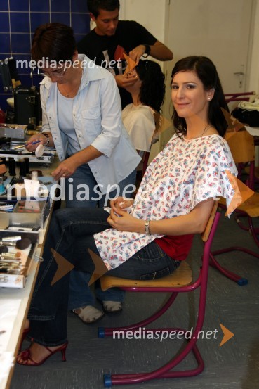 Manca Izmajlova, pevkaSlovenska popevka