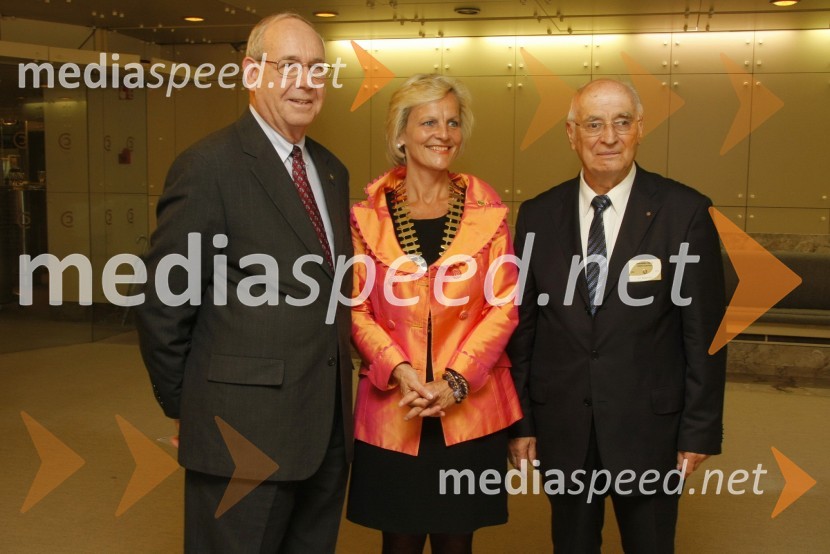 Ray Klinginsmith, predsednik Rotary International, Barbara Kamler Wild, guvernerka distrikta 1910 in Stanko Ojnik, prvi guverner Distrikta 1912	 
Slovesnost ob ustanovitvi Rotary International District 1912