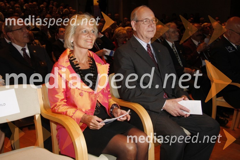 Barbara Kamler Wild, guvernerka distrikta 1910 ter Ray Klinginsmith, predsednik Rotary InternationalSlovesnost ob ustanovitvi Rotary International District 1912