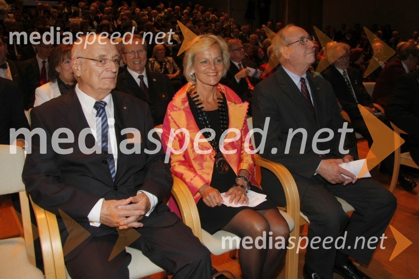 Stanko Ojnik, prvi guverner Distrikta 1912, Barbara Kamler Wild, guvernerka distrikta 1910 ter Ray Klinginsmith, predsednik Rotary InternationalSlovesnost ob ustanovitvi Rotary International District 1912