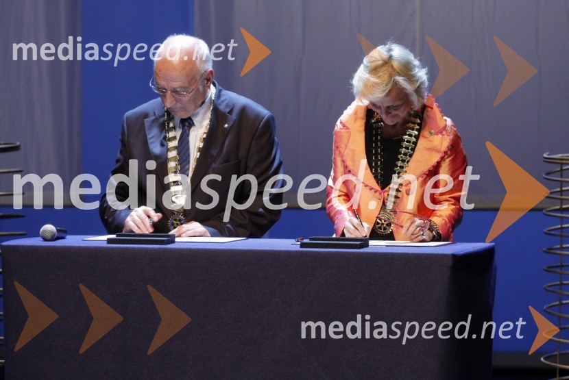 Stanko Ojnik, prvi guverner Distrikta 1912 in Barbara Kamler Wild, guvernerka distrikta 1910Slovesnost ob ustanovitvi Rotary International District 1912