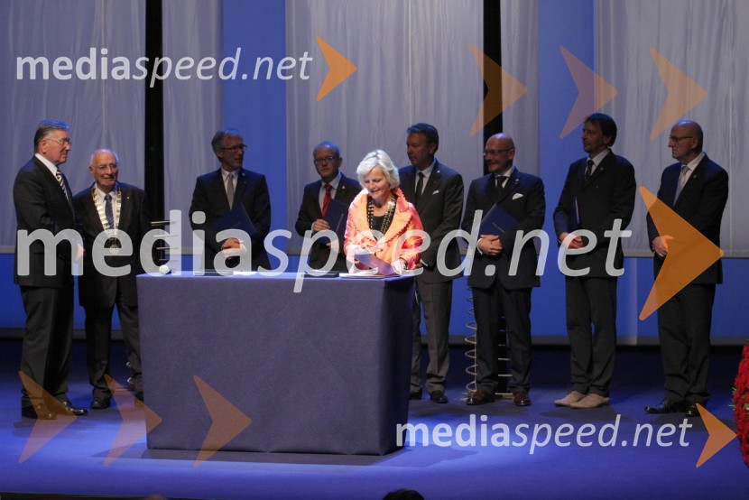 Stanko Ojnik, prvi guverner Distrikta 1912, Barbara Kamler Wild, guvernerka distrikta 1910 in nagrajenci distrikta 1912Slovesnost ob ustanovitvi Rotary International District 1912