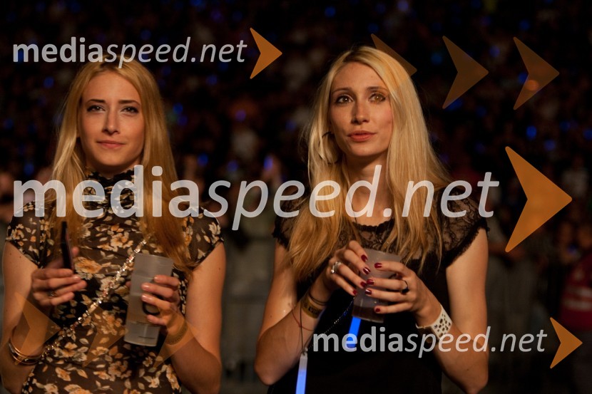 Manca in Iza SimčičKoncert skupine Siddharta v Stožicah