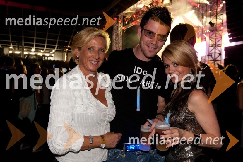 Biserka Simčič, mama Ize in Mance Simčič, Domen Mavrič, novinar in Nina Vipotnik, vodja marketinga v EmporiumuKoncert skupine Siddharta v Stožicah