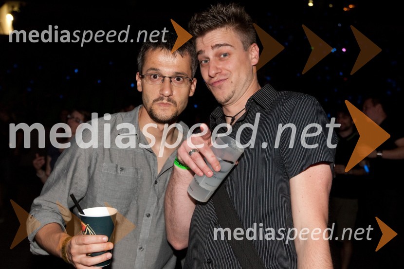 Jean Frbežar, moderator na radio Antena in Peter Hudnik, glasbenikKoncert skupine Siddharta v Stožicah