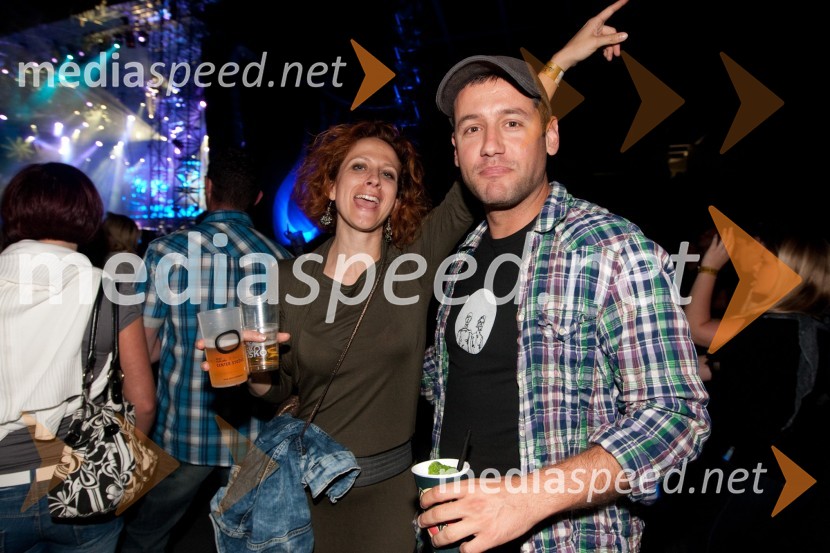 Nika Veger, stilistka in fant Peter Poles, voditeljKoncert skupine Siddharta v Stožicah