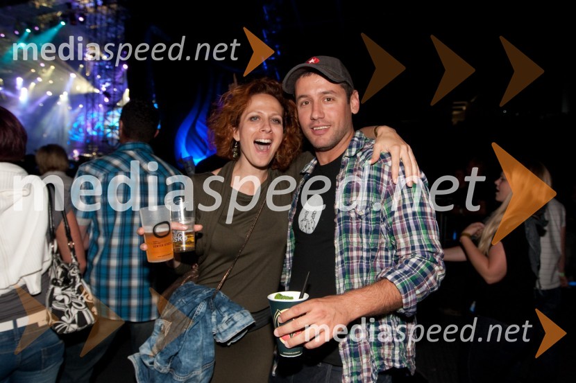 Nika Veger, stilistka in fant Peter Poles, voditeljKoncert skupine Siddharta v Stožicah