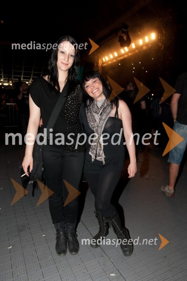 Kristina Ciomaga in Urška Habjan, oblikovalka nakitaKoncert skupine Siddharta v Stožicah